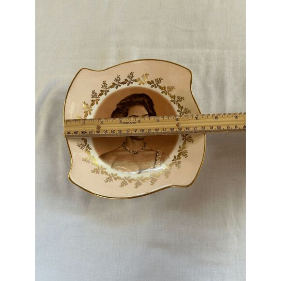 Queen Margaret Commemorative Bone China Plate, Visit to Canada, 1958 Gold Rimmed - Picture 3 of 5